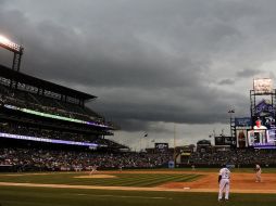 Nubes de tormenta se agrupan sobre el Coors Field en Denver. AP /