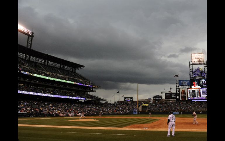 Nubes de tormenta se agrupan sobre el Coors Field en Denver. AP /