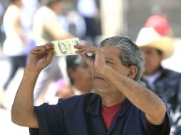 Los falsificadores han logrado burlar algunos elementos de seguridad como la marca de agua y el cintillo plástico dentro del billete. ARCHIVO /