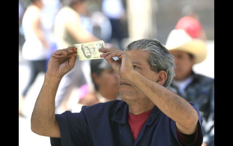 Los falsificadores han logrado burlar algunos elementos de seguridad como la marca de agua y el cintillo plástico dentro del billete. ARCHIVO /