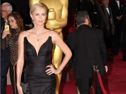 ''Soy inmensamente feliz con Sean'', afirmó Charlize en la alfombra roja de ''A million ways to die in the west''. ARCHIVO /