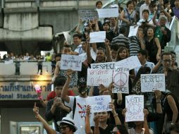 Activistas a favor de la democracia en Tailandia se manifiestan frente al centro de Arte y Cultura (BACC) en el centro de Bangkok. EFE /