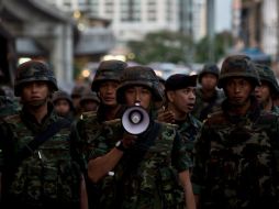 Elementos del ejército tailandés piden a manifestantes mantener el orden durante una movilización ciudadana. AFP /