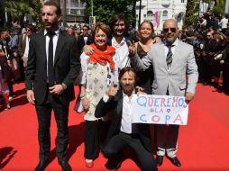 Alonso (centro), estuvo presente en la premier de la cinta acompañado de parte del elenco. AFP /