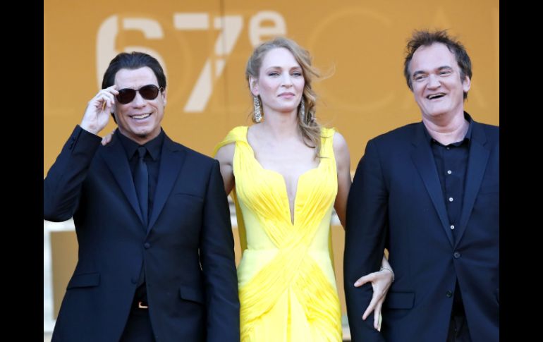 Los actores John Travolta y Uma Thurman, junto al director  Quentin Tarantino, llegan al pase de la película 'Sils Maria'. EFE /