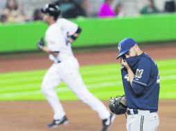 Garrett Jones recorre las bases luego de pegar su primer jonrón de la noche, mientras Marco Estrada se lamenta. AP /