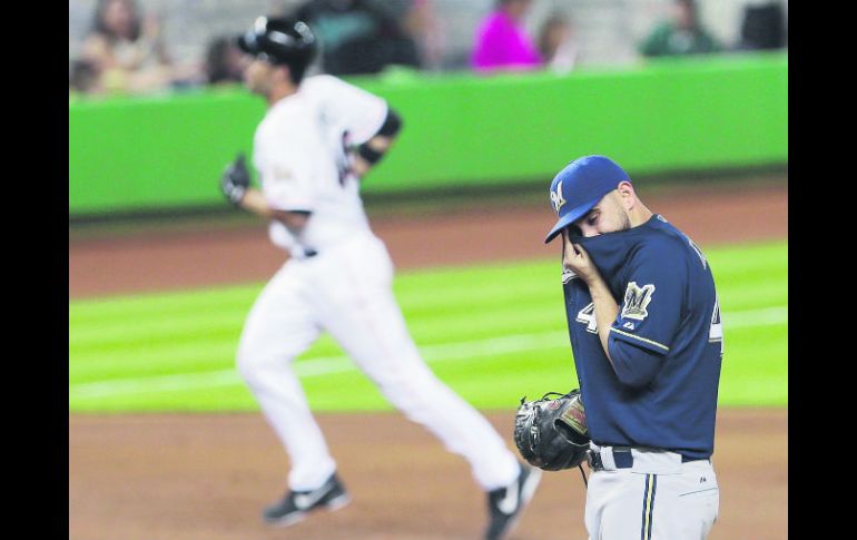 Garrett Jones recorre las bases luego de pegar su primer jonrón de la noche, mientras Marco Estrada se lamenta. AP /