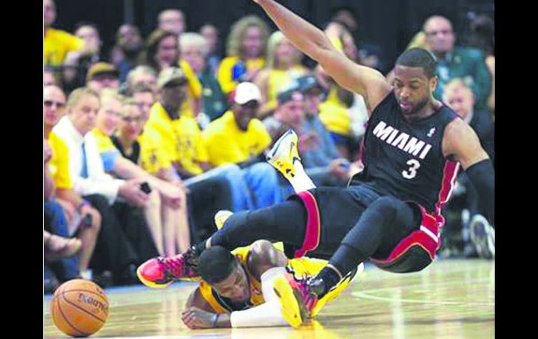 George chocó con Wade en el cuarto periodo y confesó que perdió ''brevemente'' el conocimiento. AP /