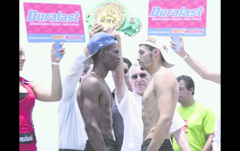 Frente a frente. El invicto guyanés Clive Atwell marcó 57 kilos en el pesaje, al igual que el campeón Jhonny González.  /