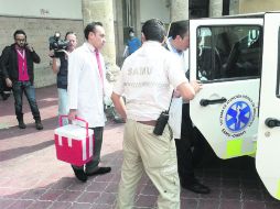 Un grupo de médicos transporta los órganos para ser trasplantados.  /