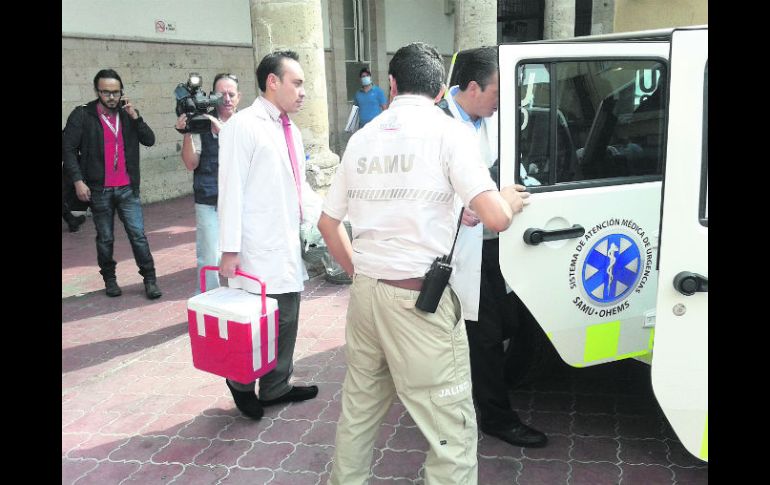 Un grupo de médicos transporta los órganos para ser trasplantados.  /