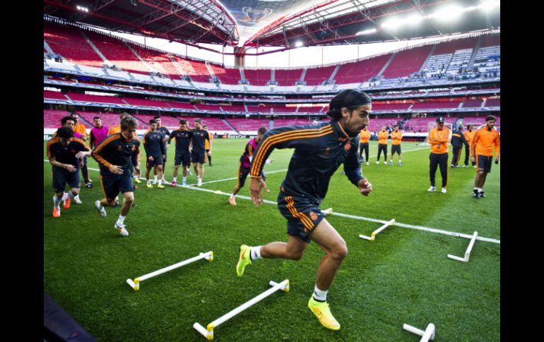 El cuadro ''merengue'', durante el entrenamiento de ayer en el estadio Da Luz, en Lisboa, previo a la final de la Champions. EFE /