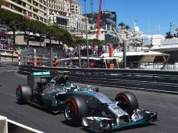 Nico Rosberg conduce el Mercedes durante sesión del GP de Mónaco. AFP /