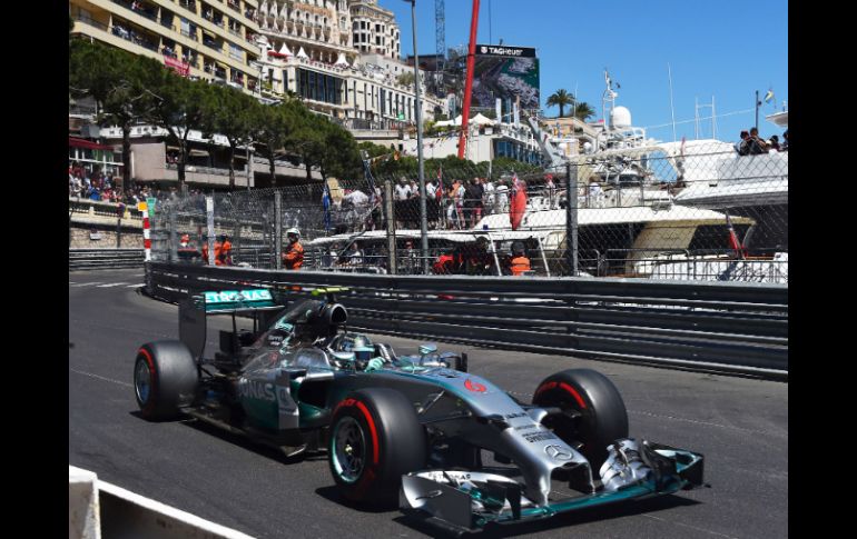 Nico Rosberg conduce el Mercedes durante sesión del GP de Mónaco. AFP /