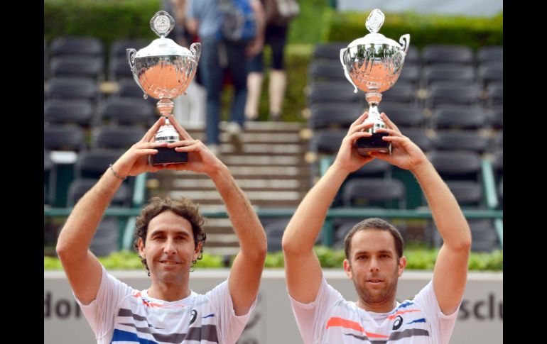 Santiago González (izq) y Scott Lipsky (der) se coronan campeones en el dobles del ATP de Alemania. EFE /