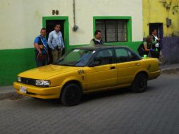 El taxi, un Nissan Tsuru, tenía reporte de robo. Vecinos comentaron que posiblemente, el vehículo fue abandonado durante la madrugada.  /