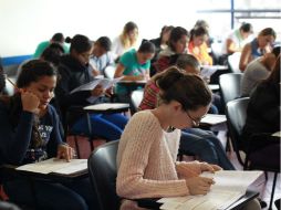 Concentrados. Estudiantes presentan su examen de admisión a una de las carreras del CUCSH, de la UdeG.  /