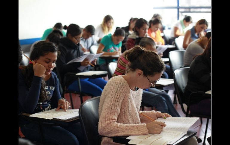 Concentrados. Estudiantes presentan su examen de admisión a una de las carreras del CUCSH, de la UdeG.  /