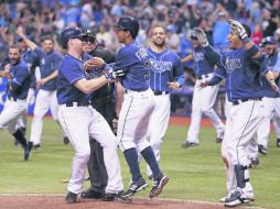 Los jugadores de Tampa Baya invadieron el diamante al consumarse la victoria sobre el vigente campeón de las Grandes Ligas. AFP /