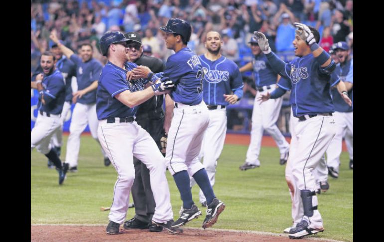 Los jugadores de Tampa Baya invadieron el diamante al consumarse la victoria sobre el vigente campeón de las Grandes Ligas. AFP /