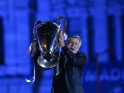 En las vitrinas del Real Madrid faltaba una copa, la que en la imagen carga Carlo Ancelotti. AFP /