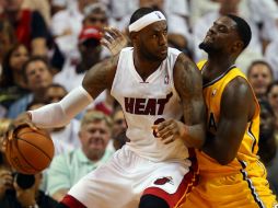 LeBron James defiende el alón ante la cobertura de Lance Stephenson. AFP /