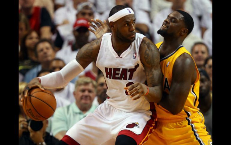 LeBron James defiende el alón ante la cobertura de Lance Stephenson. AFP /