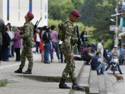 Soldados colombianos patrullan las calles de Silvia en la víspera de los comicios. EFE /