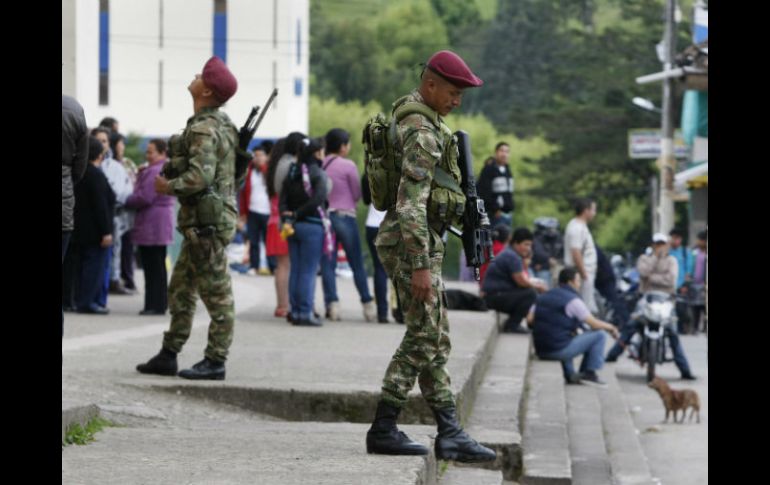 Soldados colombianos patrullan las calles de Silvia en la víspera de los comicios. EFE /