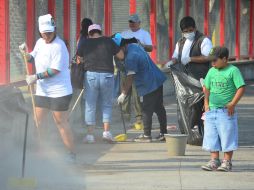 Se armaron con escobas y bolsas para limpiar el Parque de la Solidaridad.  /