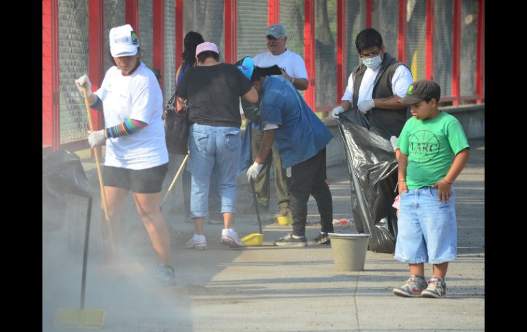 Se armaron con escobas y bolsas para limpiar el Parque de la Solidaridad.  /