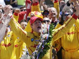 Ryan Hunter-Reay protagoniza el segundo final más reñido de la historia de la Indycart. AP /