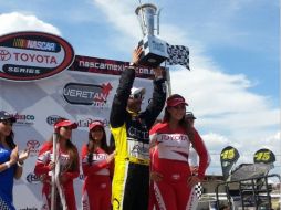 Rubén Pardo celebra su triunfo de la Queretana 200 en el Victory Lane de la Nascar Toyota Series. ESPECIAL /