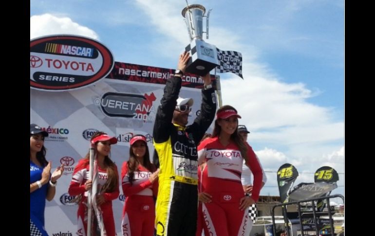 Rubén Pardo celebra su triunfo de la Queretana 200 en el Victory Lane de la Nascar Toyota Series. ESPECIAL /