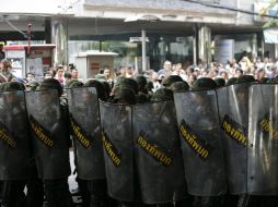 Soldados tailandeses hacen guardia, tras la marcha protagonizada por manifestantes en contra del golpe de estado. EFE /