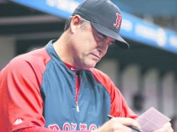 El manager de Boston, John Farrell, ve pensativo el line-up en el dogout el noveno inning del juego de ayer ante los Rays de Tampa Bay. AFP /