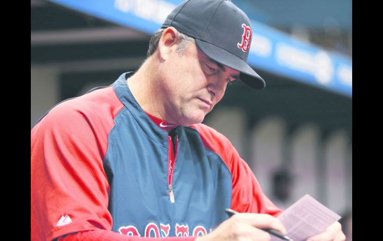 El manager de Boston, John Farrell, ve pensativo el line-up en el dogout el noveno inning del juego de ayer ante los Rays de Tampa Bay. AFP /