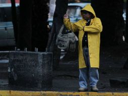 El gobernador señala  que por el momento no se suspenderán las clases a causa del fenómeno meteorológico. NTX /