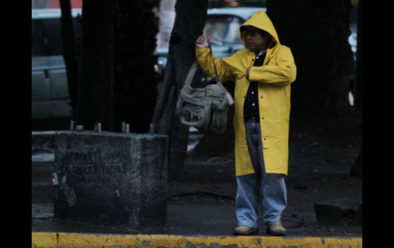 El gobernador señala  que por el momento no se suspenderán las clases a causa del fenómeno meteorológico. NTX /