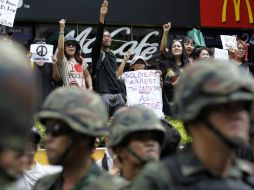 Ciudadanos se manifiestan ante la presencia de elementos del Ejército. EFE /