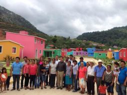 Enrique Peña Nieto entrega las primeras 125 casas del proyecto de reconstrucción en La Pintada. TOMADA DE @Fco__Guzman  /