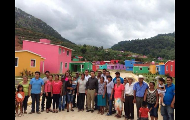 Enrique Peña Nieto entrega las primeras 125 casas del proyecto de reconstrucción en La Pintada. TOMADA DE @Fco__Guzman  /