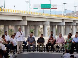 Enrique Peña Nieto inaugura el puente Miguel Alemán, que conecta Altamirano con Coyuca de Catalán. TOMADA DE @AngelAguirreGro  /