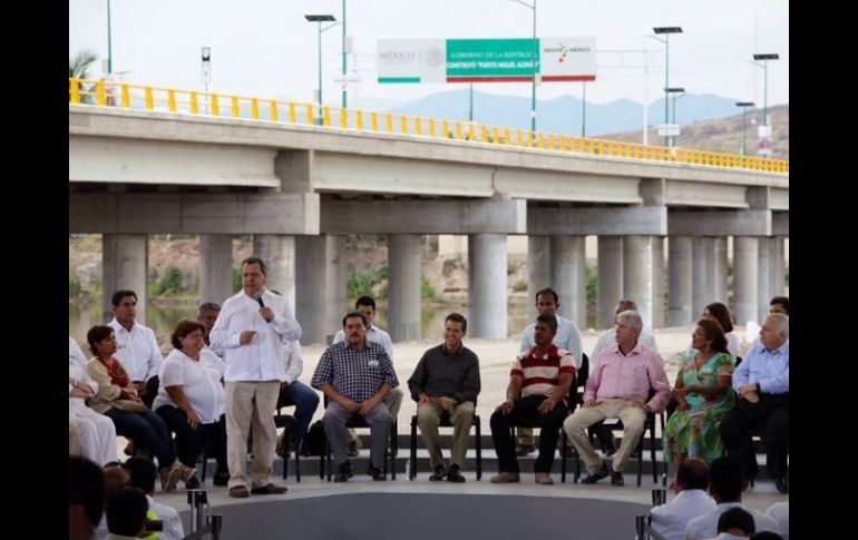 Enrique Peña Nieto inaugura el puente Miguel Alemán, que conecta Altamirano con Coyuca de Catalán. TOMADA DE @AngelAguirreGro  /