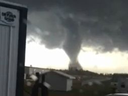 Vehículos de emergencia acuden al lugar afectado por el tornado. ESPECIAL /