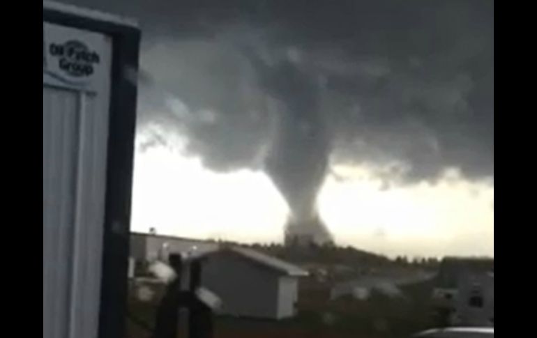 Vehículos de emergencia acuden al lugar afectado por el tornado. ESPECIAL /