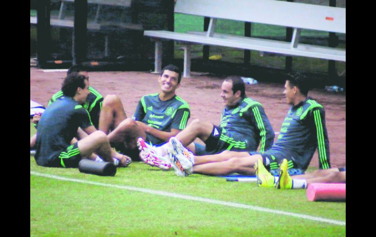 Cuauhtémoc recibió la ropa de entrenamiento y realizó los ejercicios con el resto del equipo ayer en el Estadio Azteca. MEXSPORT /