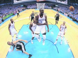 Serge Ibaka bloquea un tiro de Tony Parker (izq.), uno de los cuatro que tuvo en la noche que Oklahoma dominó a San Antonio. AFP /