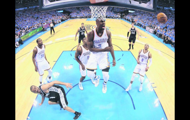 Serge Ibaka bloquea un tiro de Tony Parker (izq.), uno de los cuatro que tuvo en la noche que Oklahoma dominó a San Antonio. AFP /