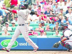 David Ortiz observa su batazo, que produjo dos carreras en la quinta entrada. EFE /